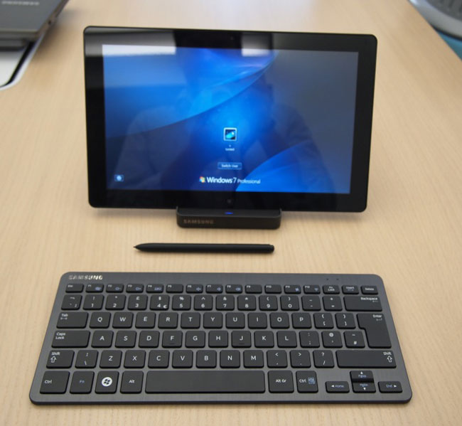 samsung-series-7-tablet-in-dock-with-kyboard